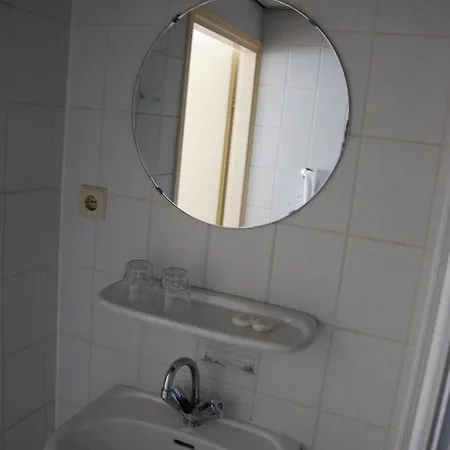 Oda ve Kahvaltı Bed And No Breakfast Joy 3*